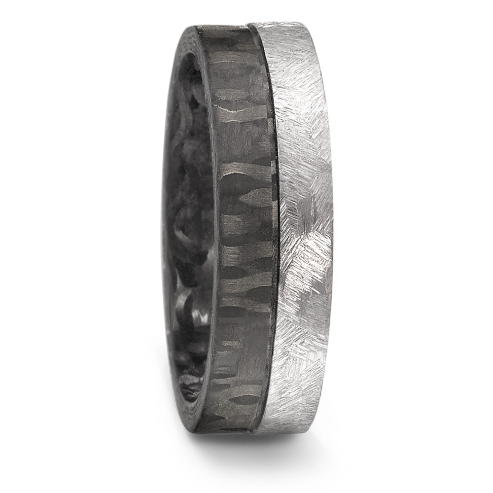 Partnerring 999 Tantaal, Carbon